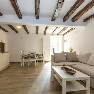 Nena- Sa Posebnim Ulazom U Prizemlju, Terasom I Zelenom Okucnicom Apartment
